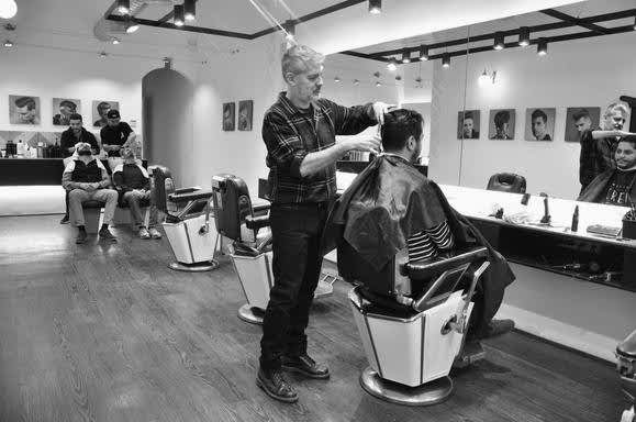 Jordi Perez trabajando en mumbai barberia