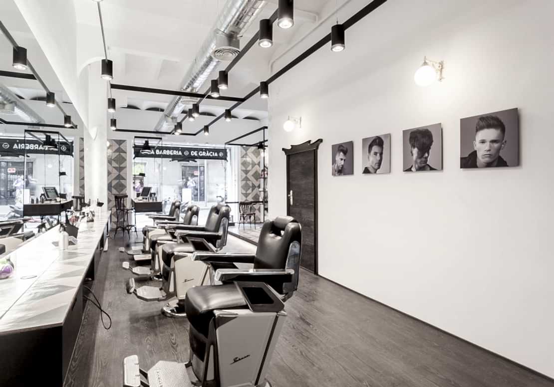 Interior d ela barbería mostrando los sillones para los clientes